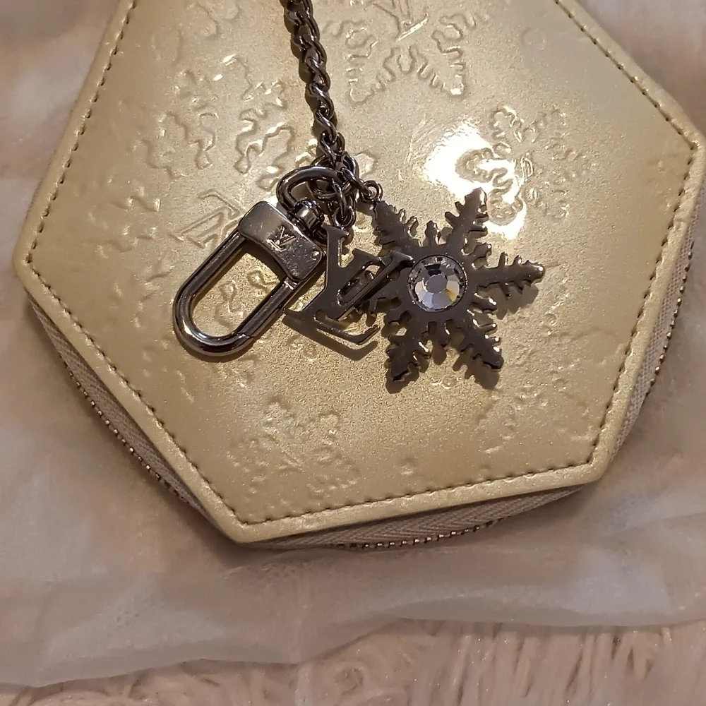 Louis vuitton Vernis Porte Monnaie Flocon coin purse.